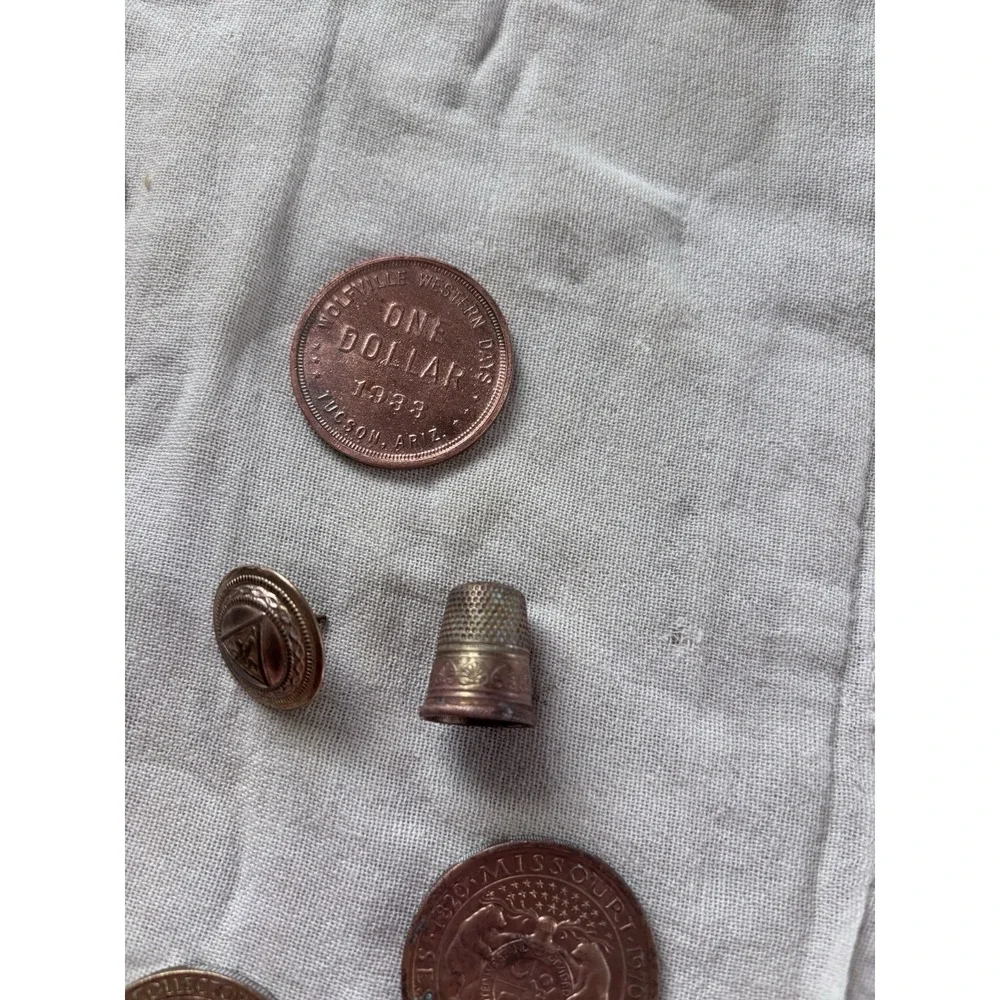 Miscellaneous‎ Brass, Copper Commemorative Coins, Assemble A Button. 3743